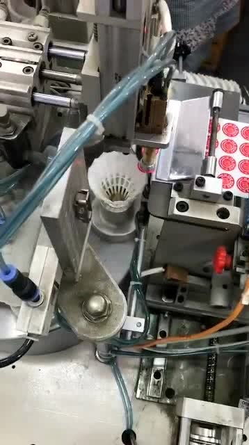 超牌羽毛球全自動化貼標 解放了多少雙手，重塑生產新高度